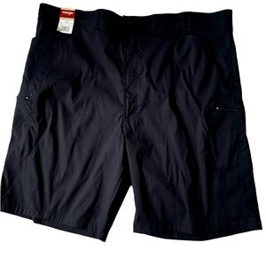 NWT WRANGLER SHORTS STRETCHY FIT. FRONT / BACK POCKETS. BUTTON/ ZIPPER CLOSURE